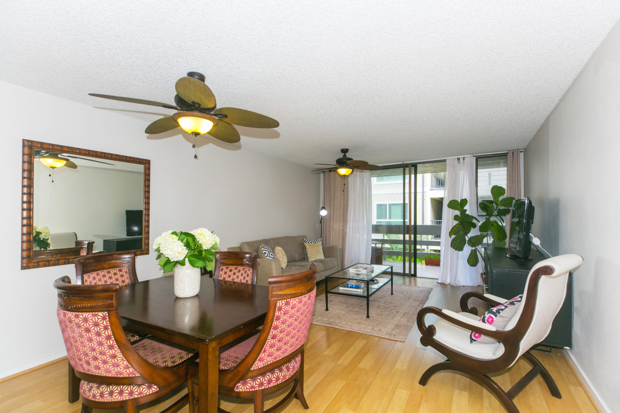 Gorgeous 2 bdrm 2 bath Townhome with 2 cvrd parking stalls in Kailua Town!